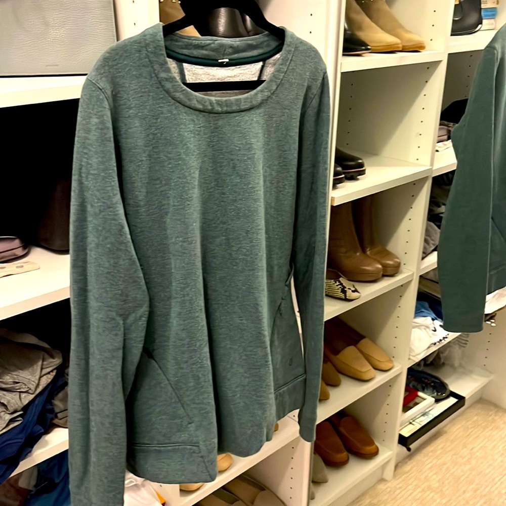 Lululemon green sweatshirt, size 6, cut out back detail & front pouch pocket
